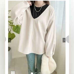 New! V-neck ground hem side slit tops